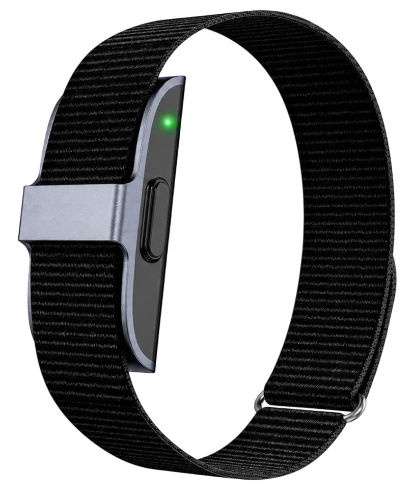 Pulseira POPLIV: pulseira de tecido preta com o sensor no pulso e uma luz verde acesa.